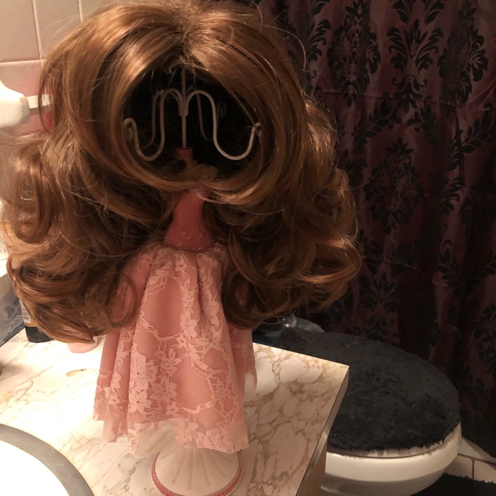 Beautiful Carmel Brown wig. NEW - Picture 4 of 4